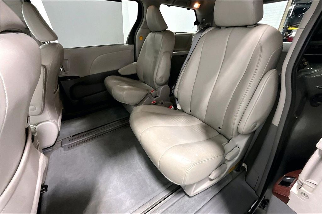2013 Toyota Sienna XLE 8 Passenger