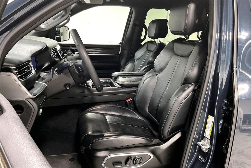 2023 Jeep Wagoneer Base