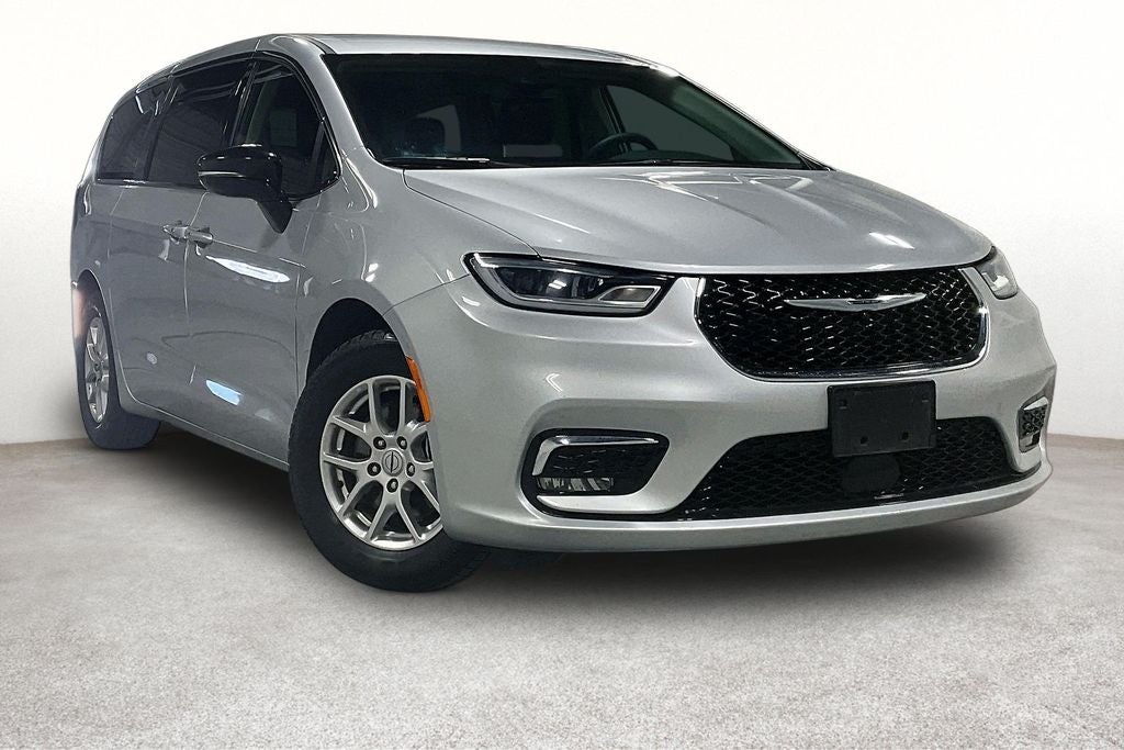 2024 Chrysler Pacifica Touring L's photo