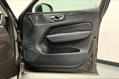 2022 Volvo XC60 B5 Momentum