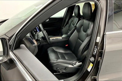 2022 Volvo XC60 B5 Momentum