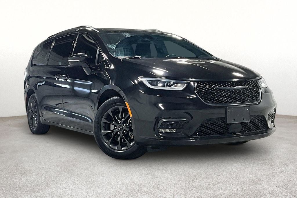 2021 Chrysler Pacifica Touring's photo
