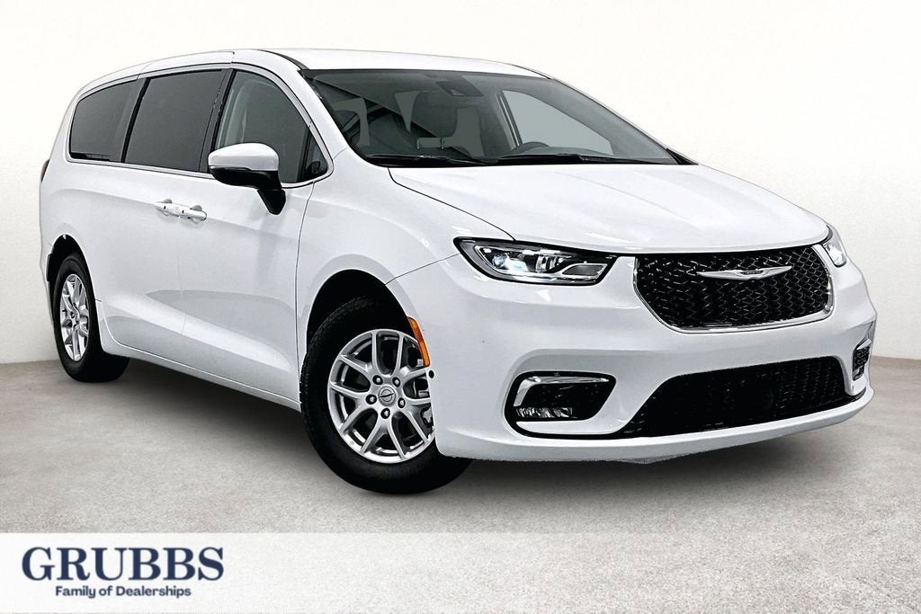 2023 Chrysler Pacifica Touring L's photo
